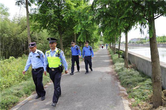 皇冠信用网正网_提升河道颜值皇冠信用网正网!金山这里正进行“清网行动”