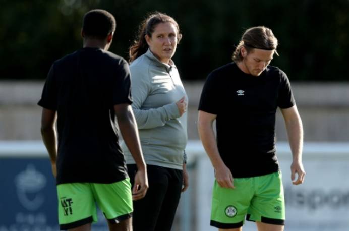 皇冠信用网足球代理_代理教练丁利是英格兰职业足球第一位女教练皇冠信用网足球代理,