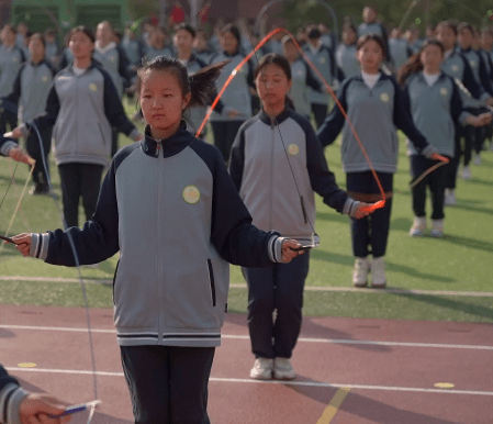 皇冠体育_阳光洒满操场皇冠体育,活力充盈校园——皇冠中学阳光体育活动精彩纷呈