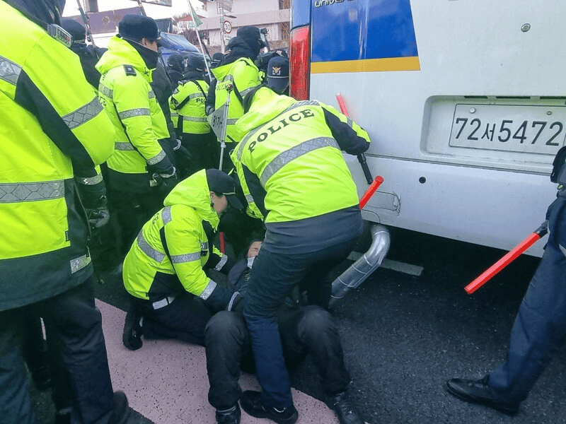 皇冠正网注册_尹锡悦被逮捕后众生相:支持者集会痛哭咒骂皇冠正网注册,还有人静坐欢呼