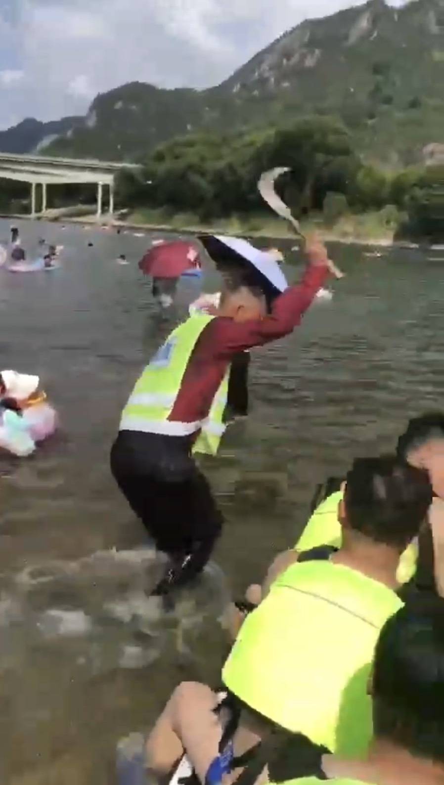 体育皇冠信用网站_浙江永嘉通报“巡查人员用镰刀砍穿桨板”:属地派出所已受案调查