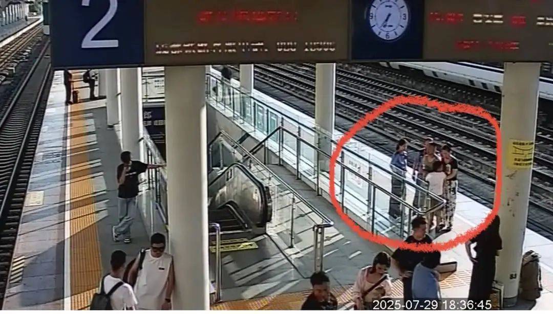 皇冠登一登二登三区别
_紧急!四川9岁男孩被娃娃鱼咬断手指皇冠登一登二登三区别
,多方接力护送其5小时内进行手术