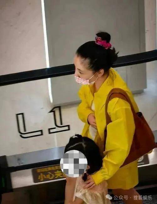 皇冠信用开号
_离婚三年又被拍到亲密逛超市皇冠信用开号
,他俩这是纯带娃还是真复合了?