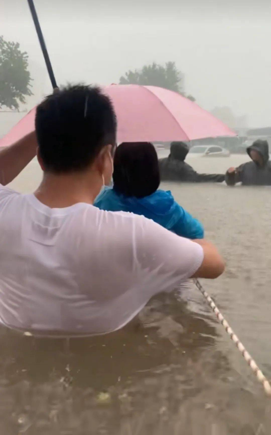信用网如何申请
_郑州暴雨致京广路隧道被淹信用网如何申请
,亲历者:车是飘起来的,很害怕,有人爬梯子离开 2021年也曾淹没多台车辆