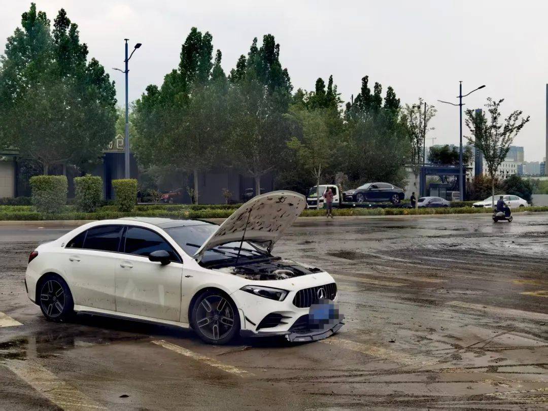 信用网如何申请
_郑州暴雨致京广路隧道被淹信用网如何申请
,亲历者:车是飘起来的,很害怕,有人爬梯子离开 2021年也曾淹没多台车辆