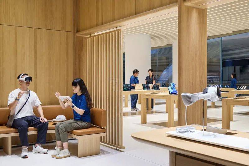 切尔西足球_大量深圳人涌入切尔西足球!有人通宵“打地铺”排队……